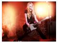 Avril Lavigne canta la chitara